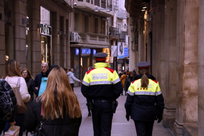 Mossos patrullant per l'Eix Comercial de Lleida.