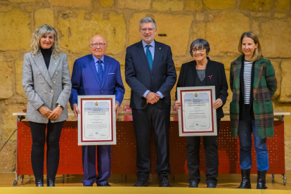Els dos premiats, amb les conselleres López i Solé i l'alcalde.
