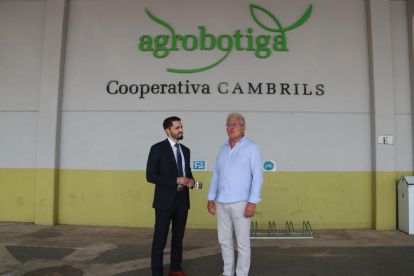 El presidente de la Cooperativa de Cambrils, Pau Serra (a la derecha) y el abogado Javier Moreno (a la izquierda).