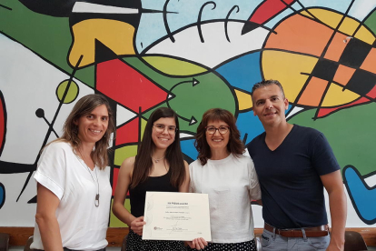L'alumna Rut Nolla va rebre el premi acompanyada d'Eloïsa Valero i Jordi Satorra.