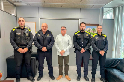 Els nous agents i el cap de la Policia Local, Antonio Gómez, es van reunir amb l'alcalde Pere Virgili.