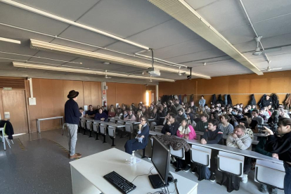 El professor d'història Eudald Carbonell, durant la seva última classe a la URV després de 34 anys de carrera.