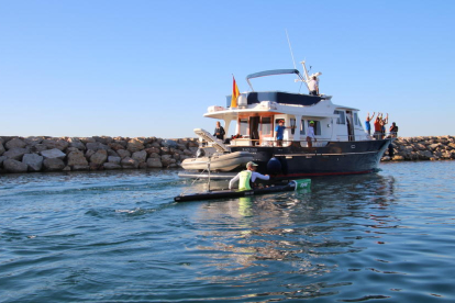 Els nou palistes del RC Nàutic de Tarragona inicien la travessa fins a Sóller en caiac de mar