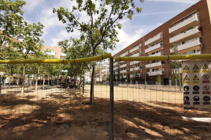 Dues tanques delimiten les obres a la plaça de Reus.