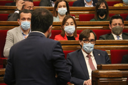 El presidente de la Generalitat, Pere Aragoinès, responde a Salvador Illa en el Parlament.