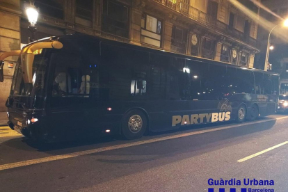 Autobús denunciado por la Guardia Urbana por realizar actividad de discoteca sin licencia y con la ITV caducada.