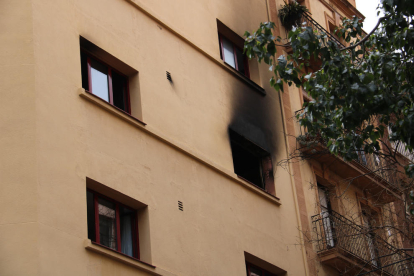 Una de les finestres de l'Hotel Coronado, on s'ha declarat l'incendi.