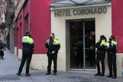 Diversos agents dels Mossos davant de l'Hotel Coronado