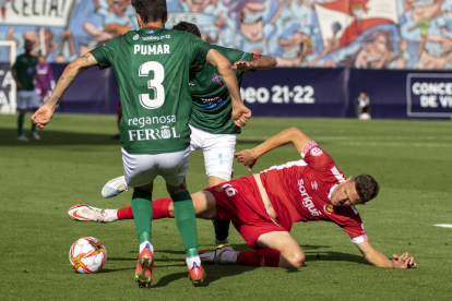 Edgar Hernández durant el partit contra el Villarreal B de la final del 'play-off' d'ascens.