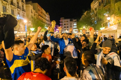 Argentins amb la samarreta de la selecció i una imitació de la Copa del Món.