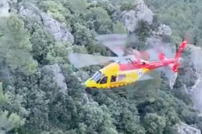 L'escalador va ser rescatat amb helicòpter.