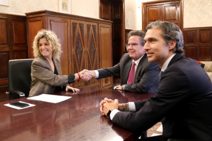 L'alcaldessa de Tortosa, Meritxell Roigé, simbolitza l'acord de compravenda dels terrenys del Camí de Roquetes amb una encaixada de mans amb el president de Sareb, Javier Torres.