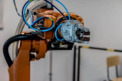 El mètode inclou robots que realitzen feines mecàniques.