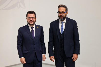 El presidente de la Generalitat, Pere Aragonès, junto al nuevo conseller de Territorio, Juli Fernández.