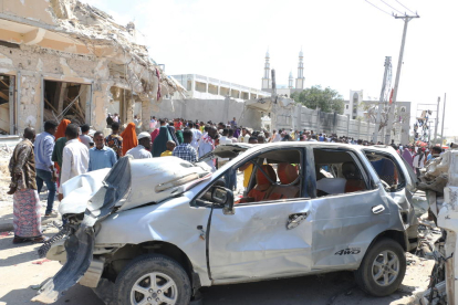 Un cotxe danyat arran de dues explosions a Mogadiscio
