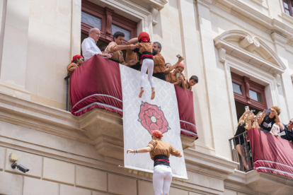Imatge de l'enxaneta dels Xiquets de Reus enfilant-se al balcó de l'Ajuntament.