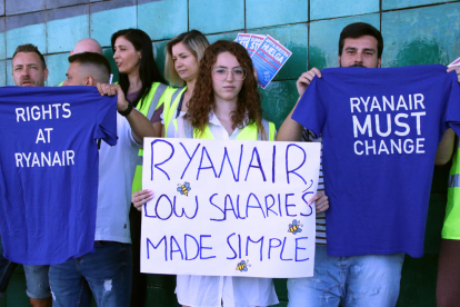 Una treballadora de cabina de Ryanair protesta contra els baixos salaris que els paga la companyia.