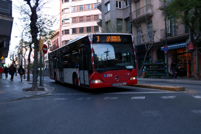 Un autobús de Tarragona circulando por el centro de la ciudad.
