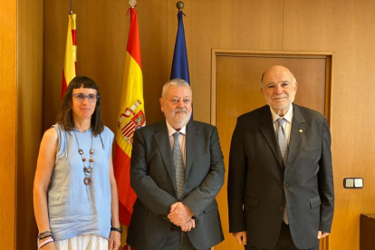 Damián Amorós acompañado de la alcaldesa de Sarral y del subdelegado del Gobierno en Tarragona.