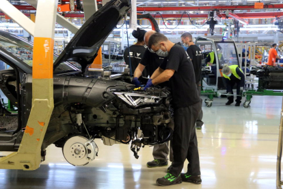 Dos operarios de la cadena de producción de la planta Seat de Martorell.