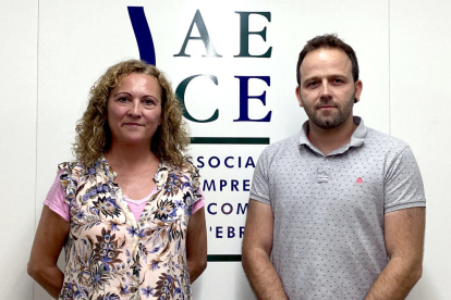 La presidenta del AECE, Maria José Fernández, y el nuevo vicepresidente del Montsià, Carles Gil.