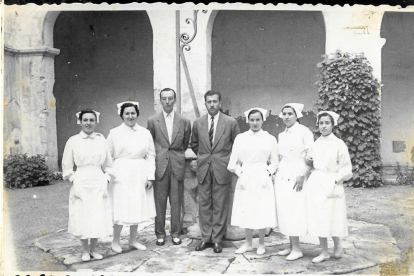 Primera promoción del Escuela de Enfermeras de la Iglesia del Hospital de San Pablo y Santa Tecla (1953-1954).