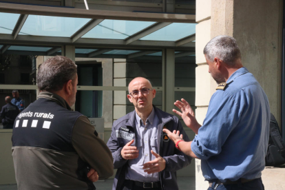 Representants dels Bombers, dels Agents Rurals i Protecció Civil comenten la preparació del pla Infocat.