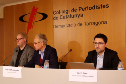 El coordinador de projectes d'ImpulsCatSuds, Francesc Saldaña, el president d'ImpulsCatSud, Miquel Maria Aragonès; i el gerent de Clúster TIC Catalunya Sud, Sergio Novo, durant la presentació de l'estudi.