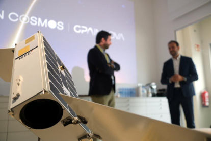 Els responsables d'Open Cosmos, aquest dimarts a les instal·lacions de l'empresa a Barcelona