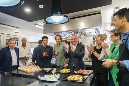 Els regidors, l'alcalde, Víctor Rubio i alguns dels treballadors del nou restaurant a la cuina.
