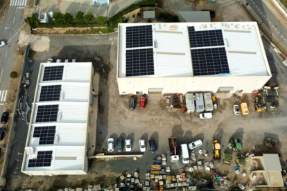 Imagen aérea de las placas solares de la brigada municipal en el polígono industrial Les Tàpies.