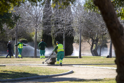 Operarios trabajando en el mantenimet de la jardinería del par Francolí de Tarragona