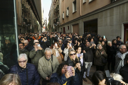 Imatge dels reusencs que van voler veure el fenòmen ahir.