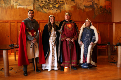 Els membres de la comitiva reial en la presentació de la 35a edició de la Setmana Medieval.
