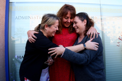 Tres dones celebren que han guanyat un dels cinquens premis de la rifa de Nadal.
