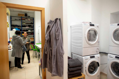 Sala de lavadoras del nuevo centro de día de Tarragona para personas sin hogar.