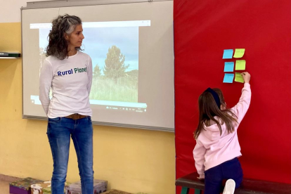 Una sessió de treball a l'escola d'Alforja i material didàctic per als infants.