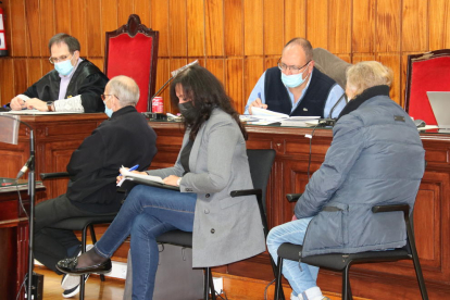 Els dos acusats de la xarxa de pornografia infantil destapada a Tortosa, Jean Luc Aschbacher (dreta) i Christian Arson (esquerra), asseguts al banc dels acusats en el judici a l'Audiència de Tarragona.