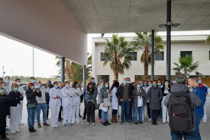 Imagen de los trabajadores durante la protesta delante del edificio.