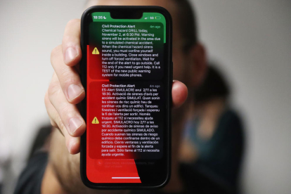 Missatges d'alerta sobre el simulacre que es va rebre als telèfons mòbils dels ciutadans que es trobaven a la zona.
