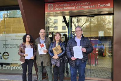 Representants de Metges de Catalunya registren la convocatòria de vaga al Departament de Treball.