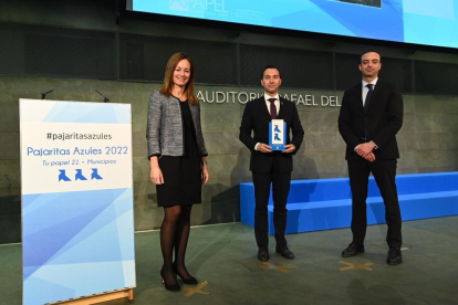 El concejal Daniel Rubio con el premio que otorga ASPAPEL.