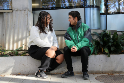 La Sara Santana i en Julen Vallès conversant a la zona del Parc de la Ciutadella de Barcelona.