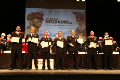 Moment de l'entrega de condecoracions a set mossos d'esquadra que van intervenir en l'operatiu del pistoler de Tarragona.