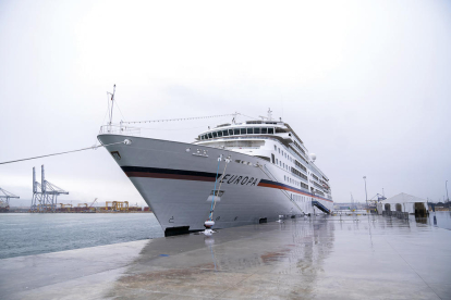 Imatge panoràmica del vaixell Europa, operat per Hapag-Lloyd i amb gairebé 300 passatgers, que va fer parada durant el dia d'ahir a Tarragona.