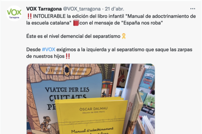 Piulada de VOX criticant el llibre de Dalmau.