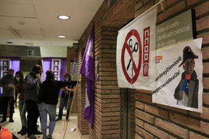 Tancada dels sindicats a l'última planta del Departament d'Educació, a Barcelona, per exigir la retirada del nou calendari escolar