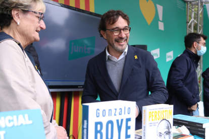 El vicepresidente y portavoz de Junts, Josep Rius, en un stand del partido en la Rambla de Catalunya.