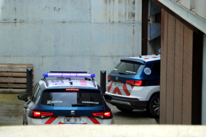 Dos vehículos policiales accediendo al juzgado de Igualada.