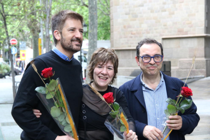 Los autores Toni Cruanyes, Empar Moliner y Sergi Belbel en la foto de familia del desayuno literario organizado durante el día de Sant Jordi.